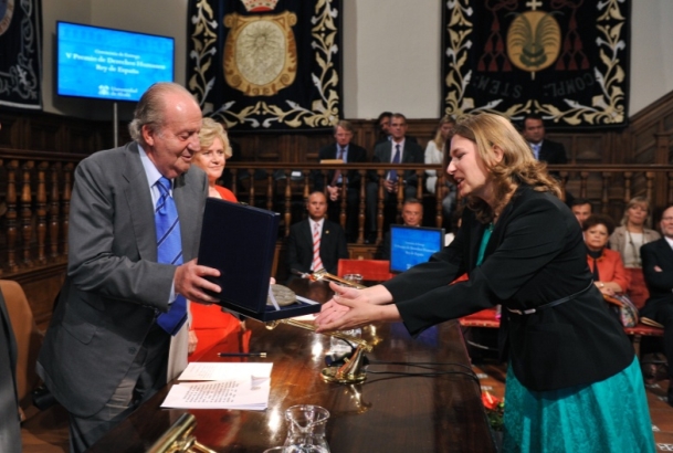 Su Majestad el Rey hace entrega del premio de Derechos Humanos Rey de España a la Sra. Agnieszka Raczynska, secretaria ejecutiva de la Red Nacional de